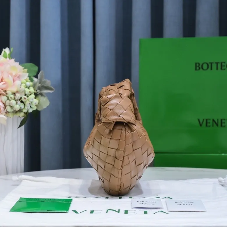 Batch 1120 BV Bottega Veneta's new early spring women's MINI JODIE handbag BV bag 🔥The new method is based on the original rounded corners, knotted with classic woven leather round hobo bag, The most iconic triangular pull-out design, using sheepskin draped soft shape, is super suitable for concave shapes~ Jodie feels really gentle to people, and is definitely the best item for daily matching. It has the same weave, new elements and twists, is compact and versatile, and is the new favorite of street style Internet celebrities! Dimensions: 23x28x8 Model: 6699-1